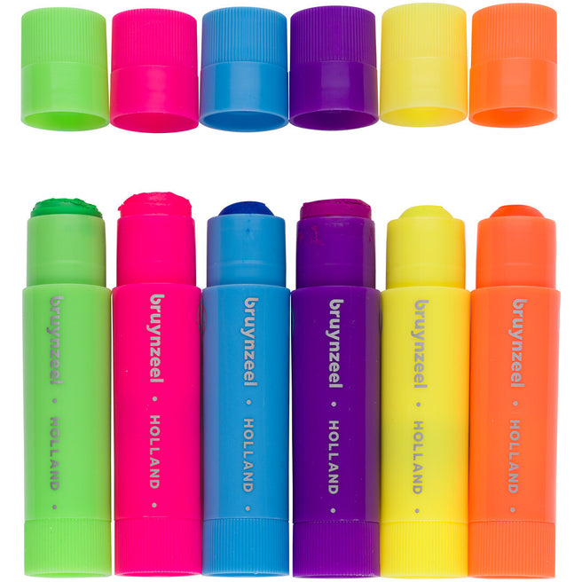 Zes Bruynzeel neon verfstiften in verschillende kleuren met de doppen ernaast.
