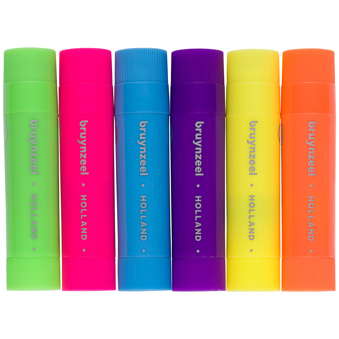 Zes Bruynzeel neon verfstiften in verschillende kleuren staan rechtop met de doppen erop.