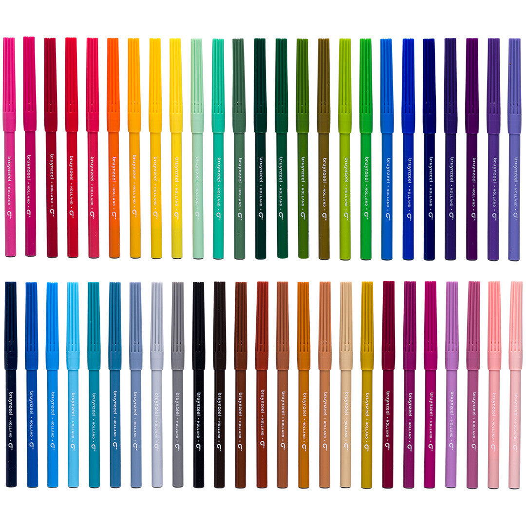 Vijftig Bruynzeel viltstiften in diverse kleuren, van bovenaf gefotografeerd.