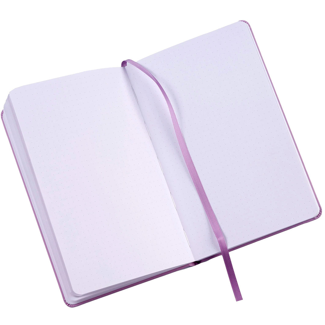 Open lila bullet journal voor kinderen met puntjespapier en een leeslint.