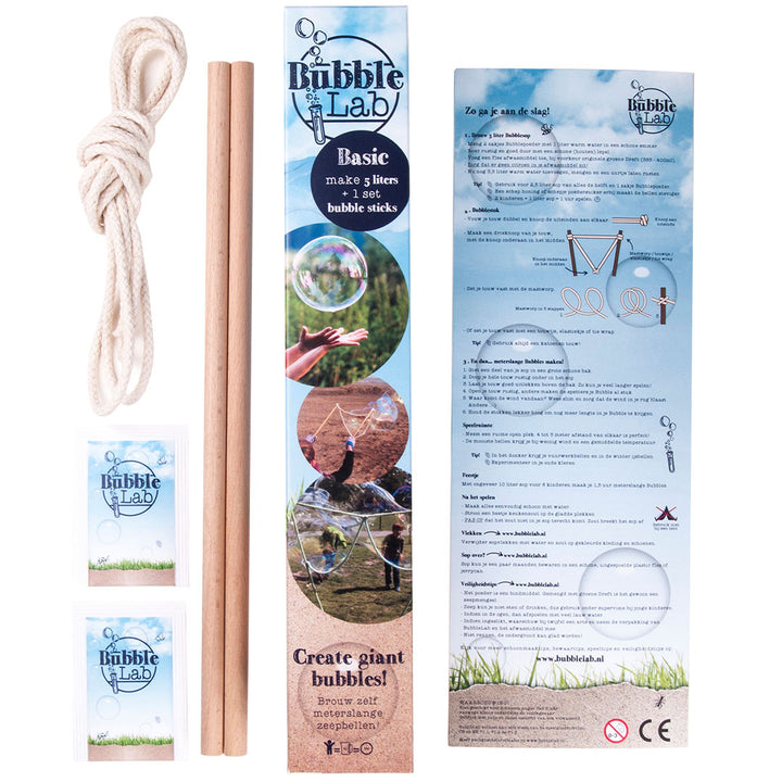 Bubble Lab bellenblaasspeelgoed set met verpakking, twee houten stokken, touw en twee zakjes.