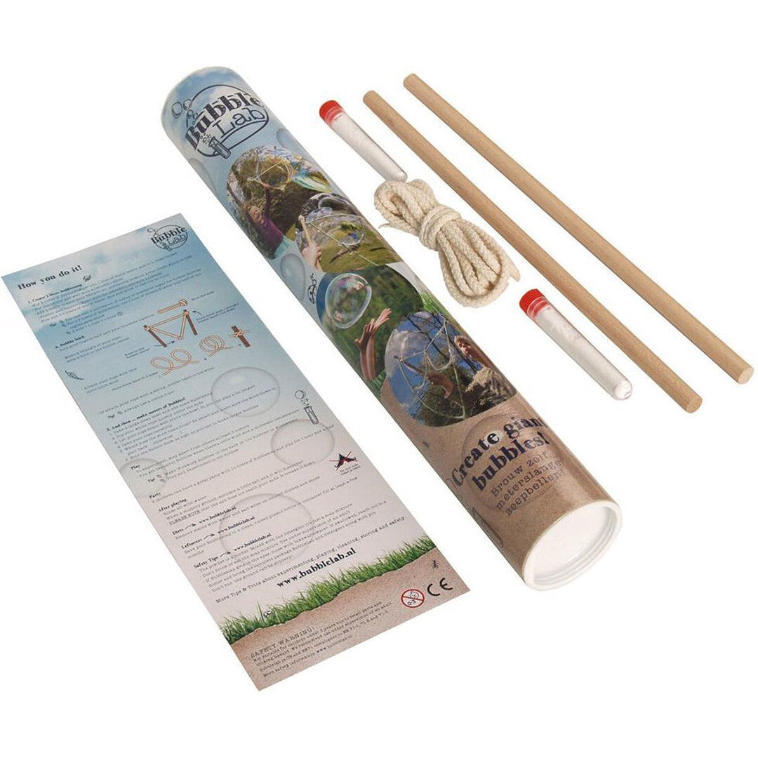 Bubble Lab bellenblaasspeelgoed set met een kartonnen koker, houten stokken, touw en een instructieblad.