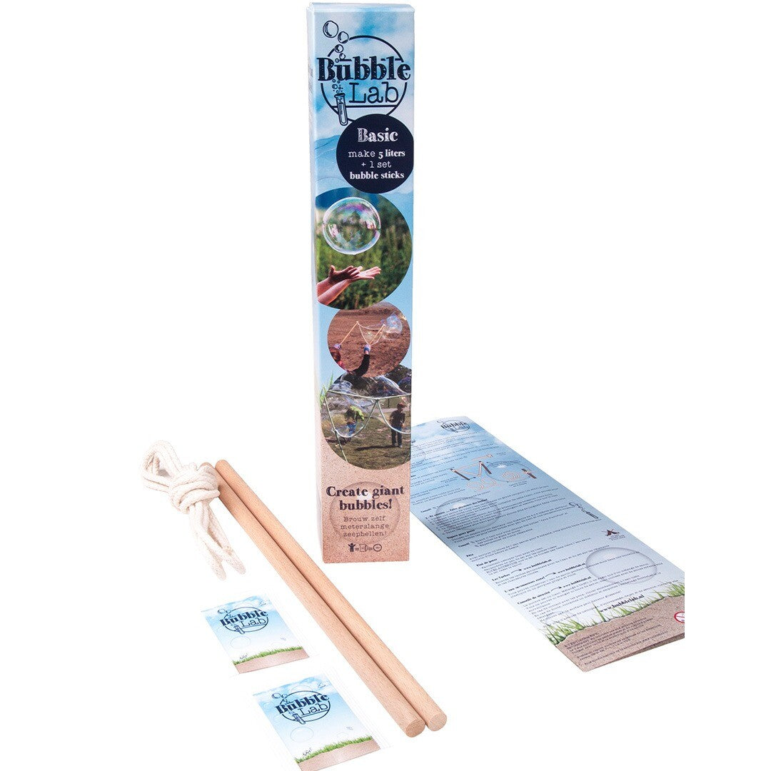 Bubble Lab bellenblaasspeelgoed set met een lange kartonnen verpakking, twee houten stokken, touw en twee zakjes.