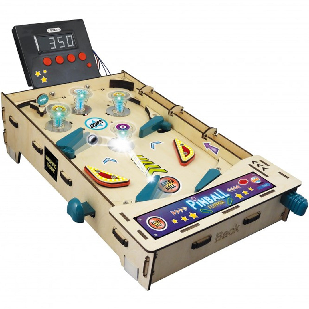 De gemonteerde houten flipperkast van Buki met een digitaal scorebord en kleurrijke spelelementen.