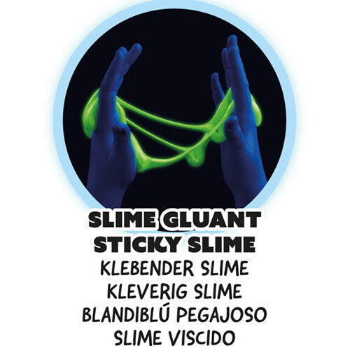 Detail van de Buki Mega Fluo & Glow set met handen die groen, kleverig slijm uitrekken.