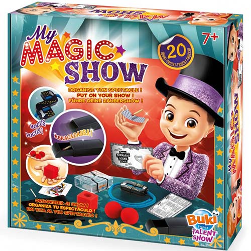 Verpakking van de Buki goochelset 'My Magic Show' met een cartoonmagiër en voorbeelden van trucs.