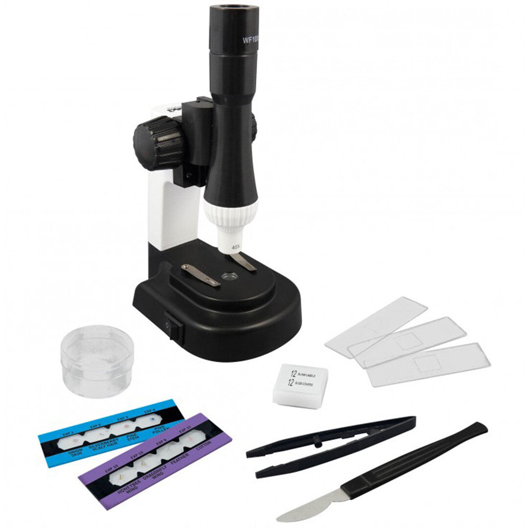 De Buki microscoop met bijbehorende accessoires zoals preparaten, pincet en schaaltje.