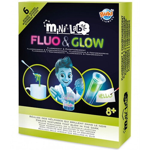 De voorkant van de Buki Mini Lab Fluo & Glow wetenschapsset verpakking met een cartoon wetenschapper en experimenten.