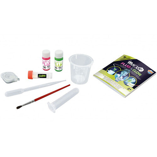 Alle onderdelen van de Buki Mini Lab Fluo & Glow wetenschapsset, inclusief verf, bekers en instructieboekje.