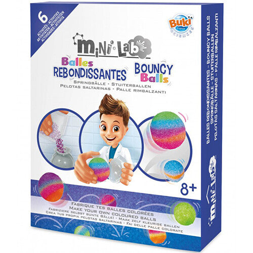 De verpakking van de Buki Mini Lab set om zelf regenboog stuiterballen te maken, met een afbeelding van een jongen die een bal vasthoudt.