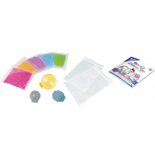 De inhoud van de stuiterballen maken set, met gekleurde poeders, mallen, plastic zakjes en een instructieboekje.