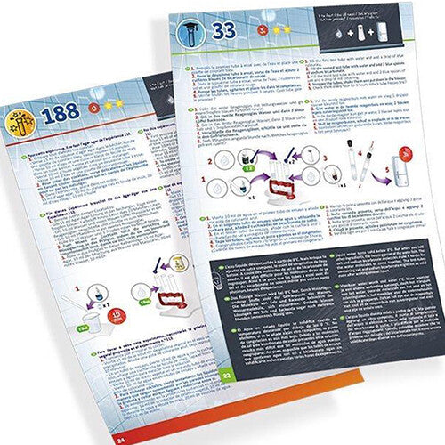 Twee open instructieboekjes met meertalige stappen voor scheikunde experimenten.