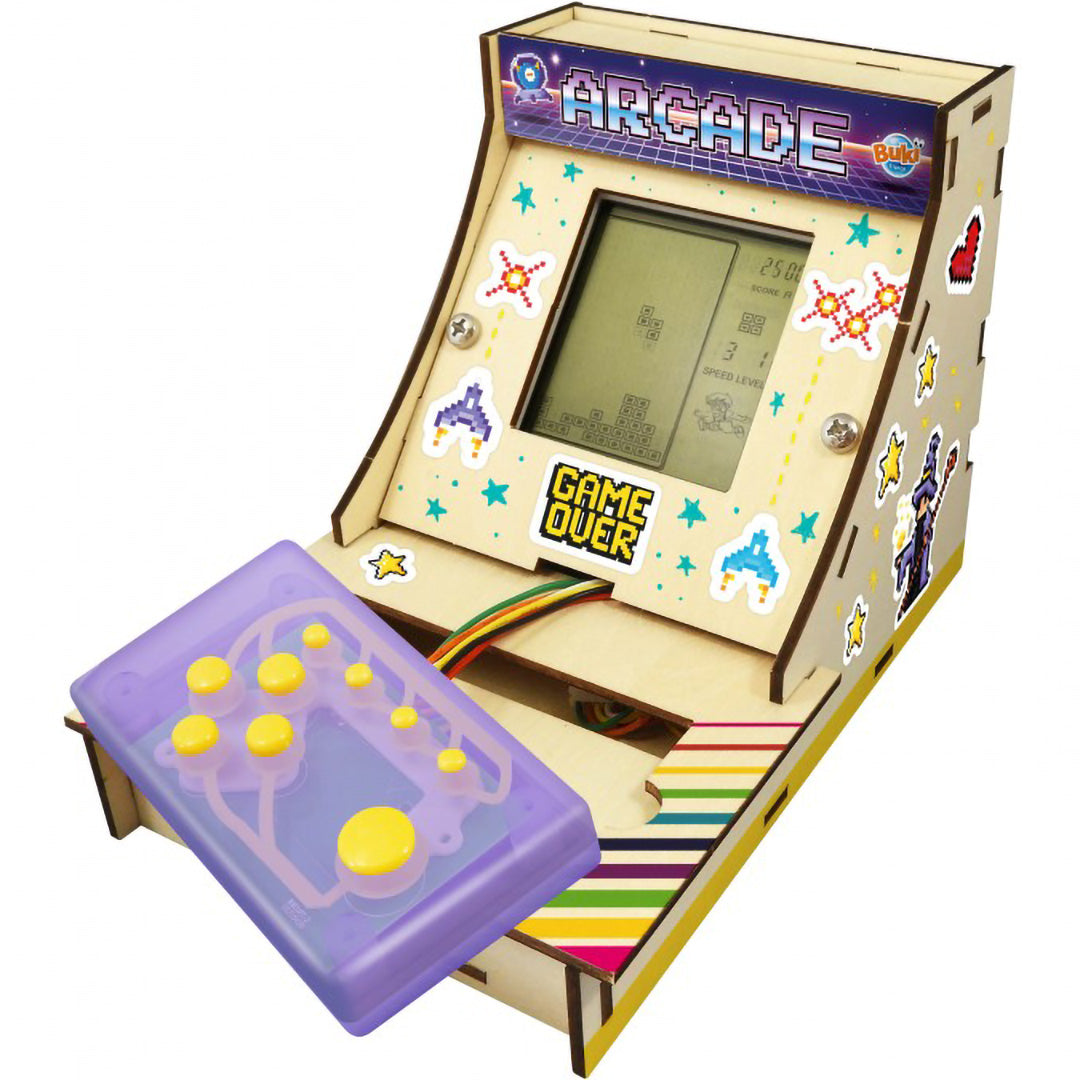 Buki bouw je eigen arcadekast met een paarse controller, een scherm met een spel en stickers met sterren en figuren.