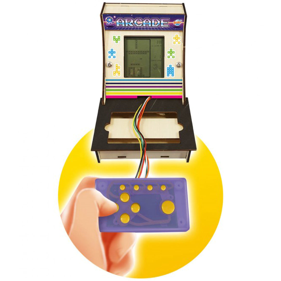 Vooraanzicht van de bouw je eigen arcadekast met een hand die de paarse controller vasthoudt.