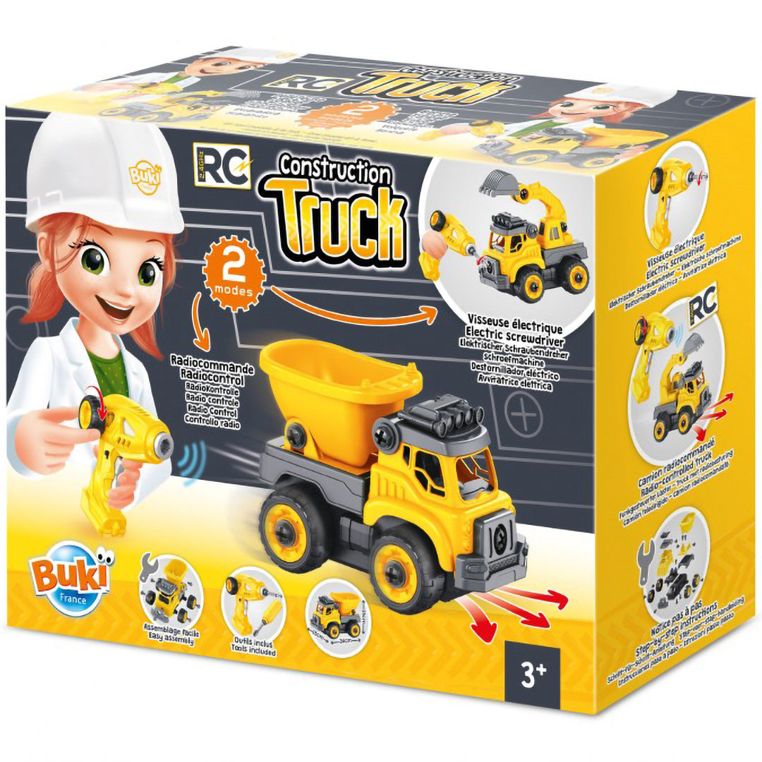 Verpakking van de Buki RC Construction Truck bouwset met een meisje dat ermee speelt.