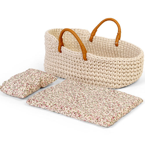By Astrup gebreide poppenreiswieg met gebloemd kussen en matras.