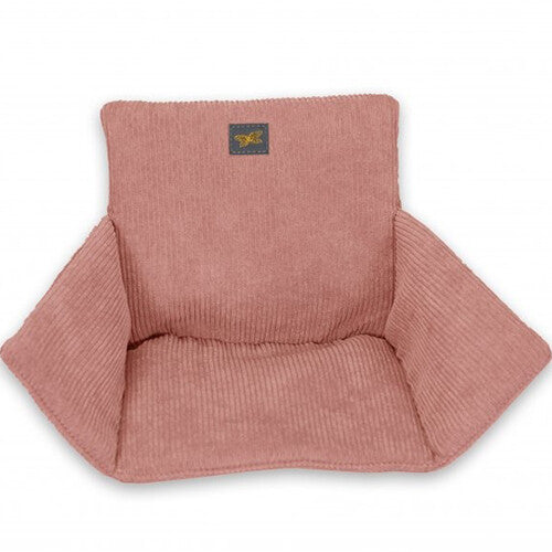 by astrup roze stoffen poppenkussen met textuur, recht van voren gefotografeerd.