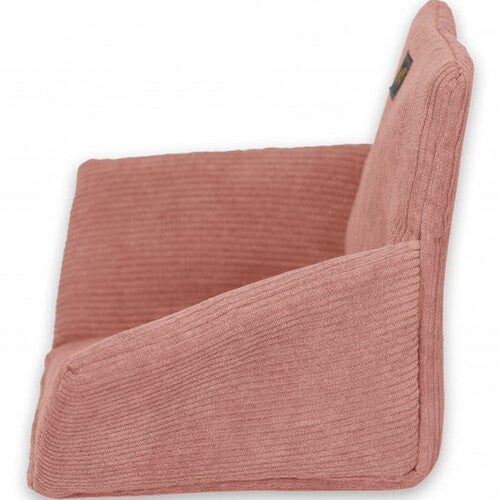 by astrup roze stoffen poppenkussen met textuur, vanaf de rechterzijkant gezien.