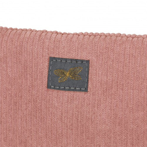 Detail van het by astrup poppenkussen, met het merklabel met gouden vlinder op de roze ribstof.