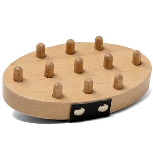 Detail van een ovale houten borstel met houten pinnen en een zwarte band.