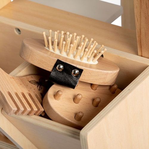 Houten borstels en een paardenkam van de paardenverzorgingsset in een houten kist.