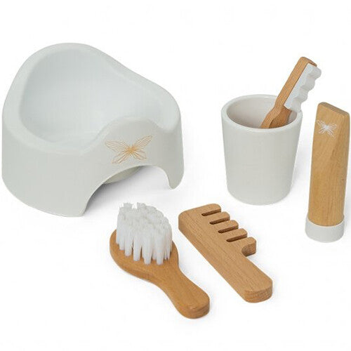 by Astrup houten poppen verzorgingsset met wit potje met vlinderpatroon, tandenborstel, kam, borstel, beker en tube.
