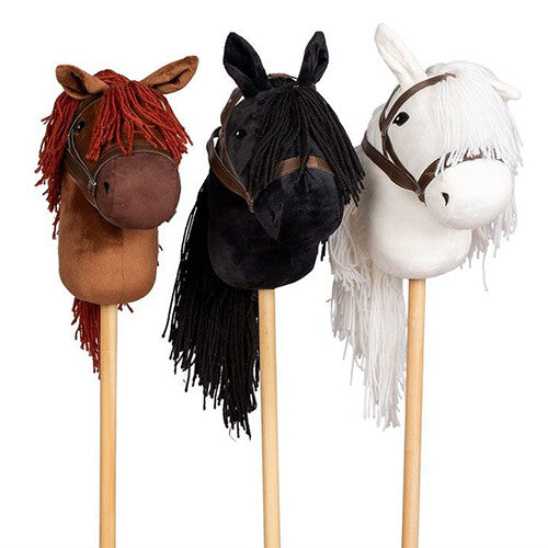 Drie by astrup stokpaarden in verschillende kleuren: bruin, zwart en wit, elk op een houten stok.