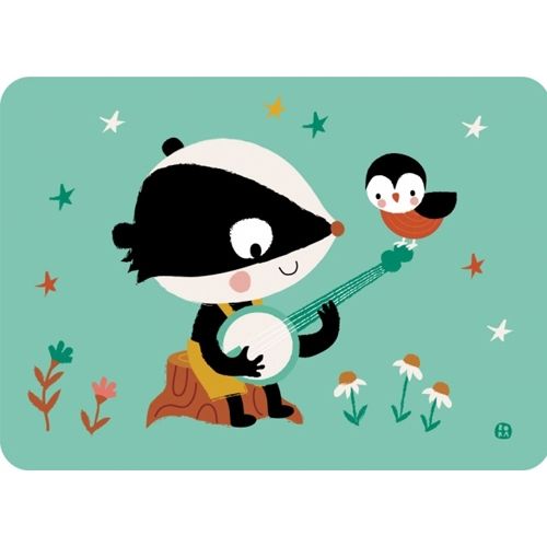 by bora ansichtkaart met een das die banjo speelt voor een vogeltje, omringd door sterren en bloemen.