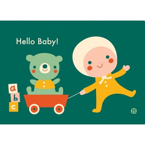by bora geboortekaart met een illustratie van een baby die een wagen met teddybeer en alfabetblokken trekt, op een groene achtergrond met de tekst 'Hello Baby!'.