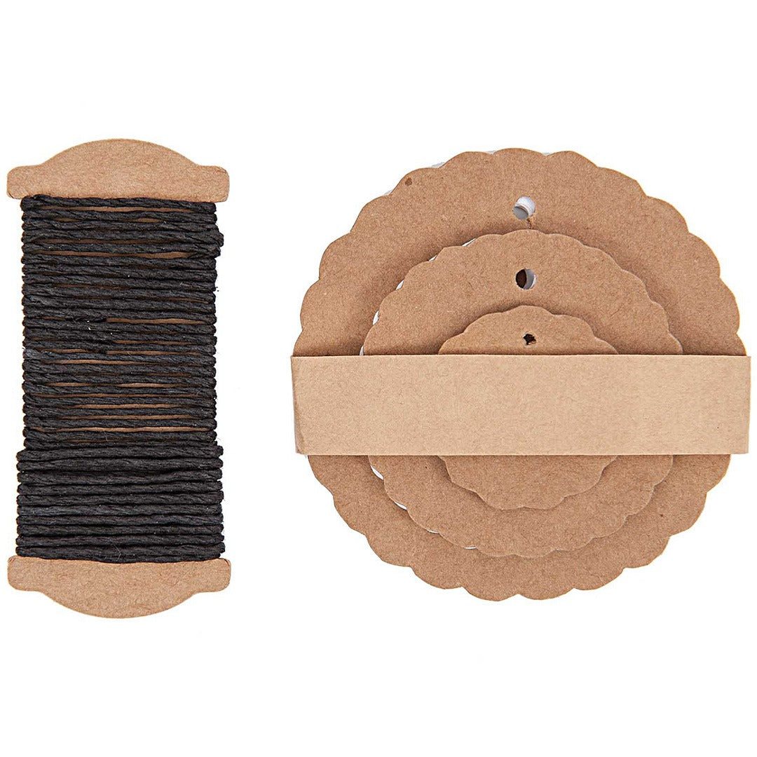 Rico Design bruine cadeaulabels in rozetvorm met bijpassend touw op een klos.