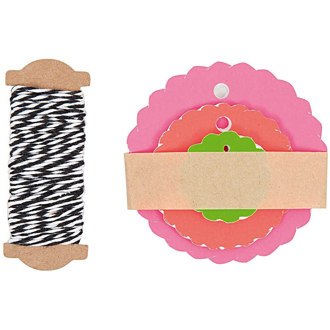 Rico Design set met zwart-wit gestreept touw en veelkleurige bloemvormige cadeaulabels.