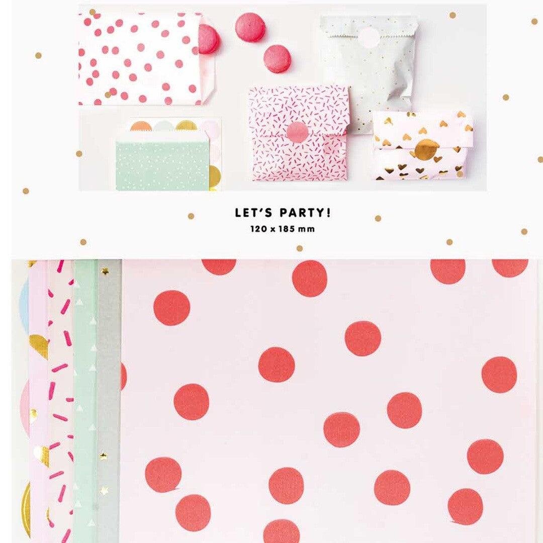 Detail van de voorkant van de verpakking met een stapel cadeauzakjes, waarvan de bovenste roze is met rode stippen.