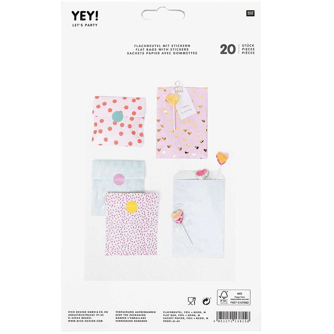 Achterkant van de Rico Design verpakking met diverse cadeauzakjes met harten, stippen en sprinkles patronen.