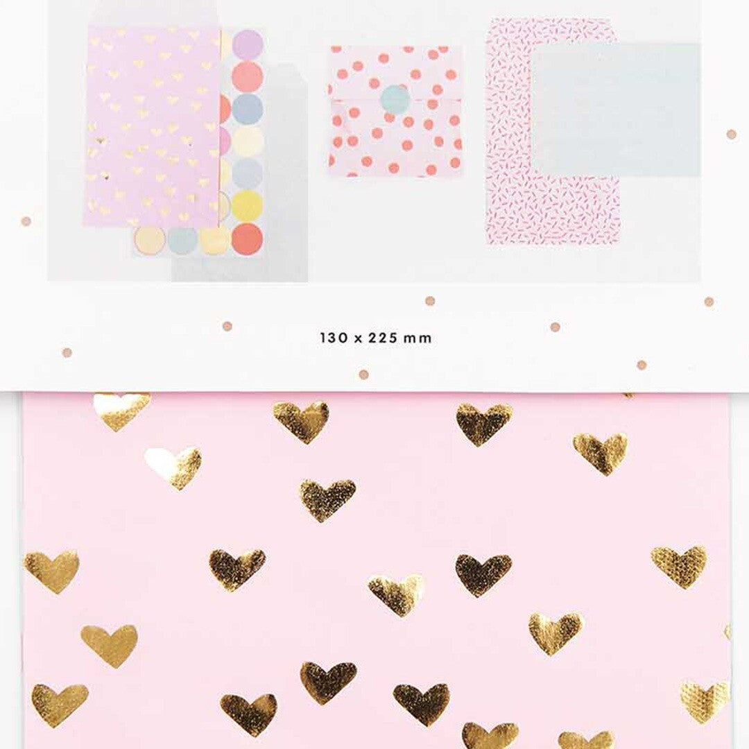 Detail van de Rico Design verpakking met een roze cadeauzakje met gouden harten en voorbeelden van andere patronen.