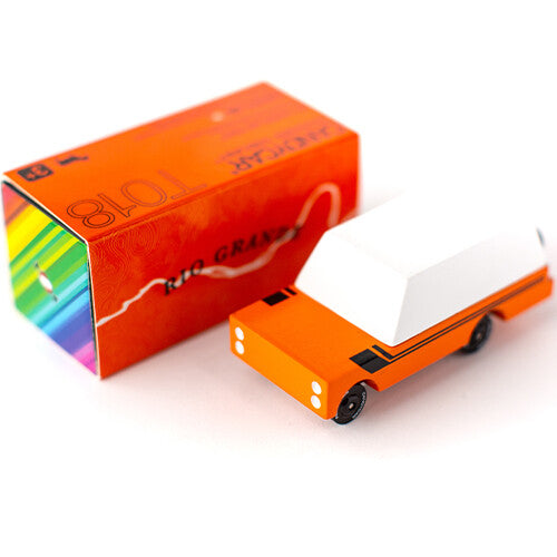 Candylab houten speelgoedvrachtauto 'Orange Mule' met witte kap naast de oranje verpakking.