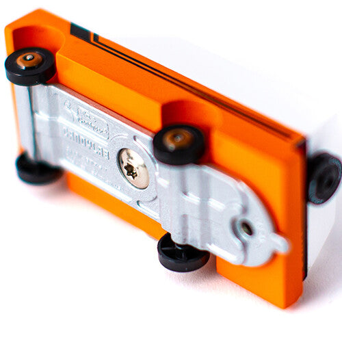 De onderkant van de Candylab houten speelgoedvrachtauto 'Orange Mule' met metalen chassis.