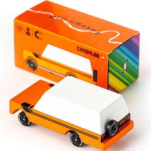 Candylab houten speelgoedvrachtauto 'Orange Mule' met witte kap en de oranje verpakking.
