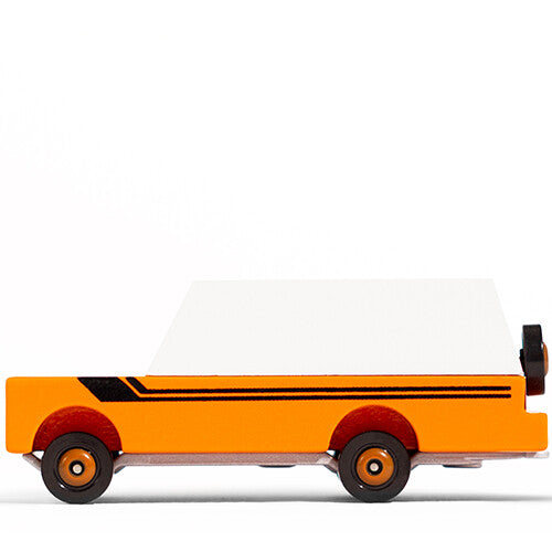 Zijaanzicht van de Candylab houten speelgoedvrachtauto 'Orange Mule' met witte kap.