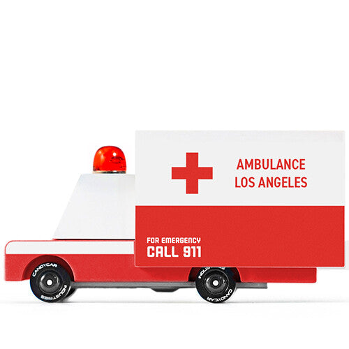 Zijaanzicht van de Candylab houten speelgoedambulance met rode zwaailamp en opschrift 'AMBULANCE LOS ANGELES'.