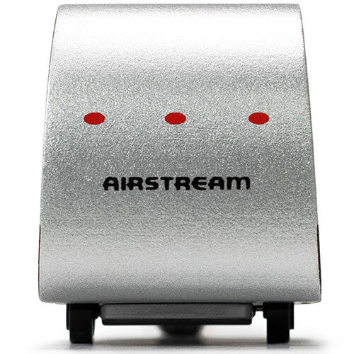 Detail van de achterkant van de zilverkleurige Candylab Airstream speelgoedcaravan met rode lampjes.