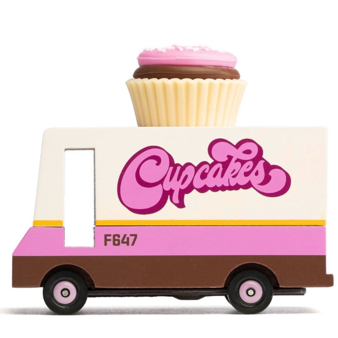 Candylab speelgoed cupcake van met een roze cupcake op het dak, van de zijkant gefotografeerd op een witte achtergrond.