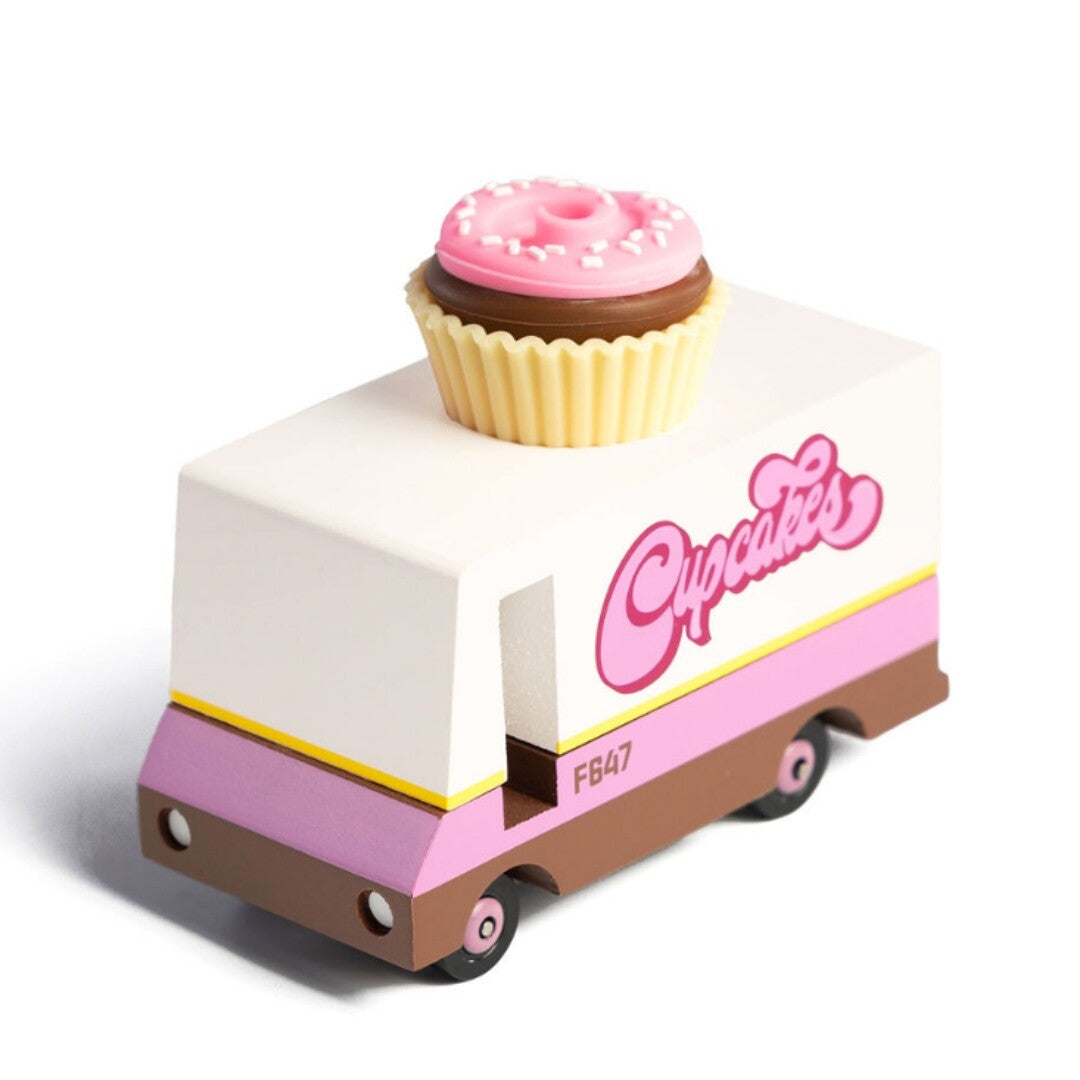 Candylab speelgoed cupcake van met een roze cupcake op het dak, schuin van voren gefotografeerd op een witte achtergrond.