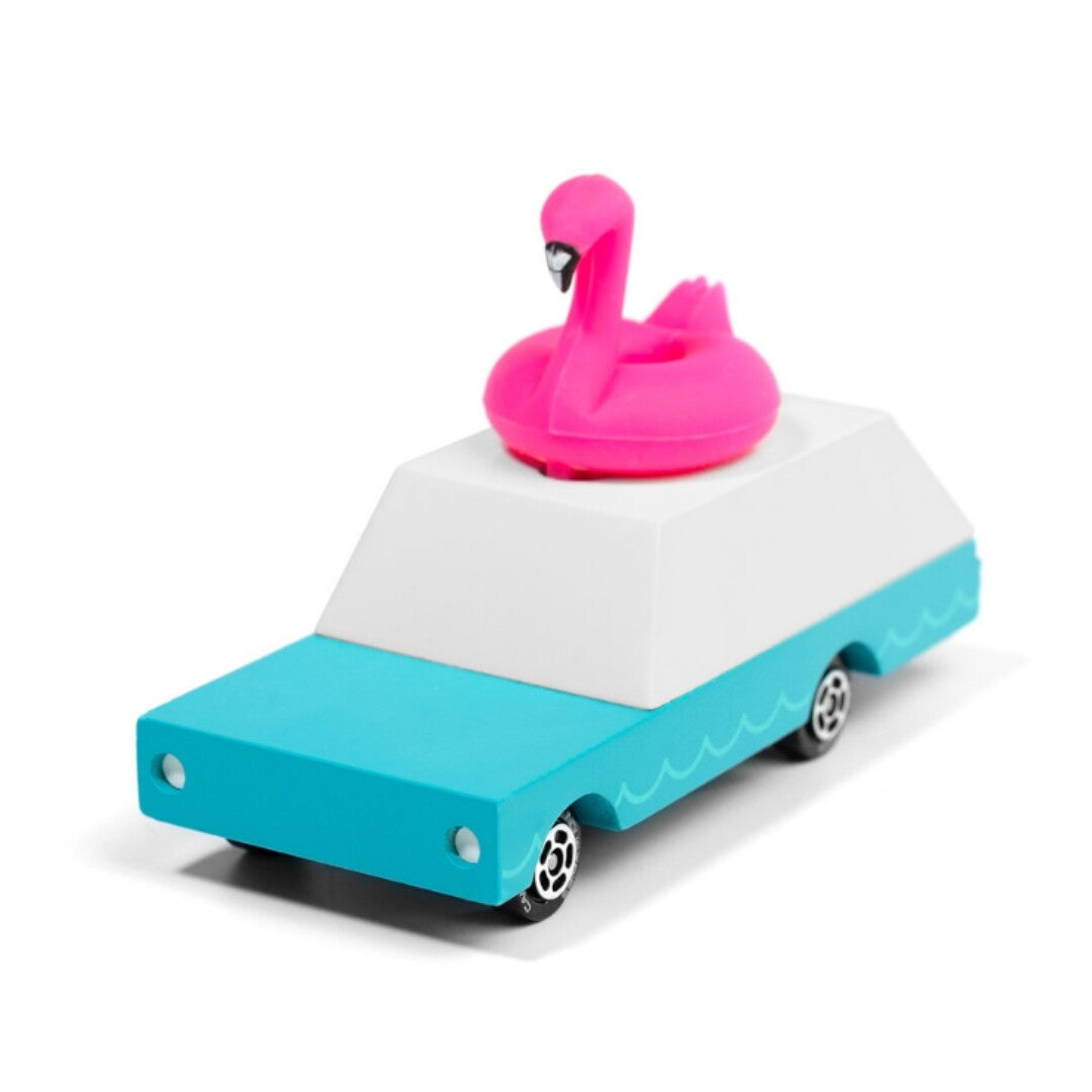 Candylab Candycar flamingo wagon, een turquoise en witte speelgoedauto met een roze flamingo op het dak.