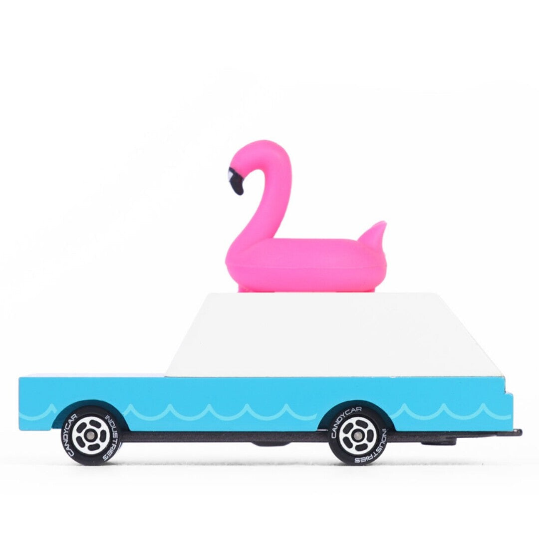 Candylab Candycar flamingo wagon, een turquoise en witte speelgoedauto met een roze flamingo op het dak, van de zijkant.