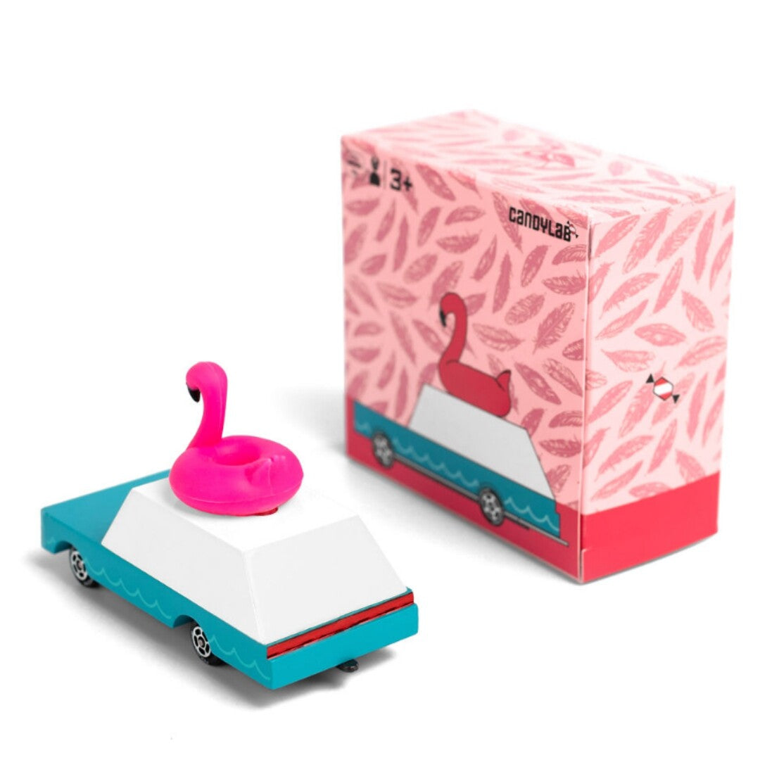 Candylab Candycar flamingo wagon naast de roze verpakking met flamingo-design.