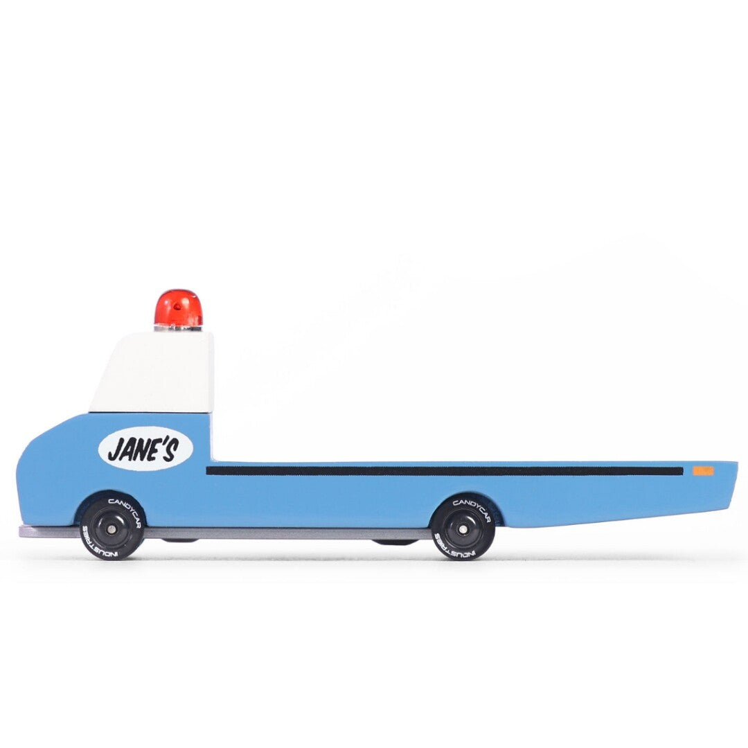 Zijaanzicht van de Candylab blauwe houten speelgoedvrachtauto met 'JANE'S' op de cabine.