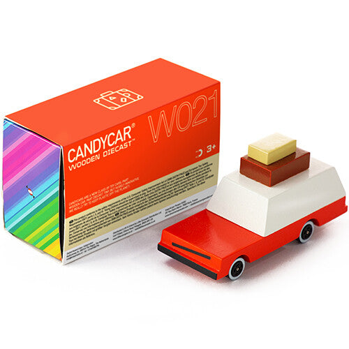 Candylab houten speelgoedauto met bagage op het dak naast de oranje productverpakking.