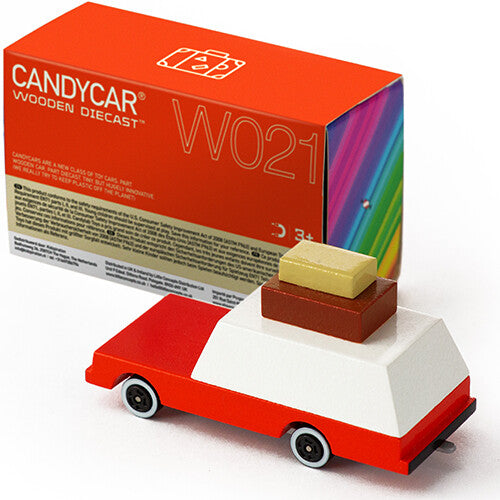 Candylab houten speelgoedauto met bagage op het dak en de oranje productverpakking op de achtergrond.