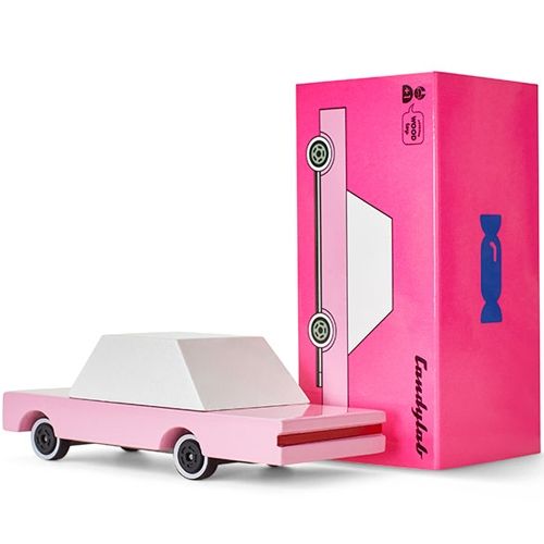 Candylab roze houten speelgoedauto met witte kap naast de roze productverpakking.
