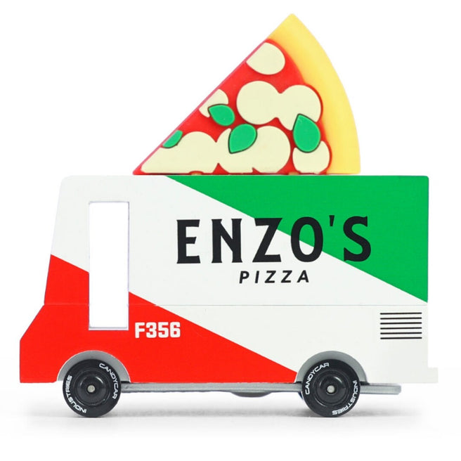 Candylab speelgoedvrachtauto, een witte, rode en groene pizzawagen met een pizzapunt op het dak, van voren gezien.